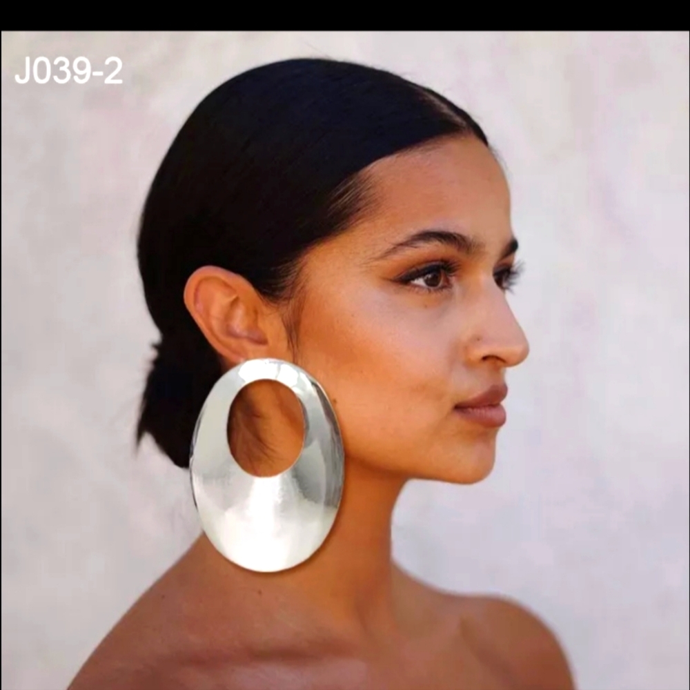 Stunning pair of earrings